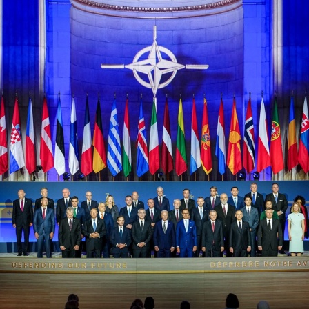 Die Staats- und Regierungschefs stehen bei den Feierlichkeiten zum 75. Jubiläum der Nato zusammen.