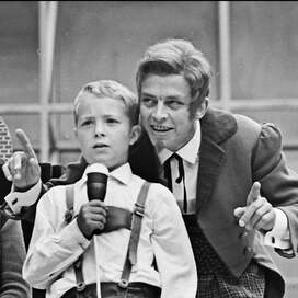 Die DDR-Kinderfernseh-Figur "Meister Nadelöhr", dargestellt von Schauspieler Ekkehard Friedrichson, mit zwei Jungen