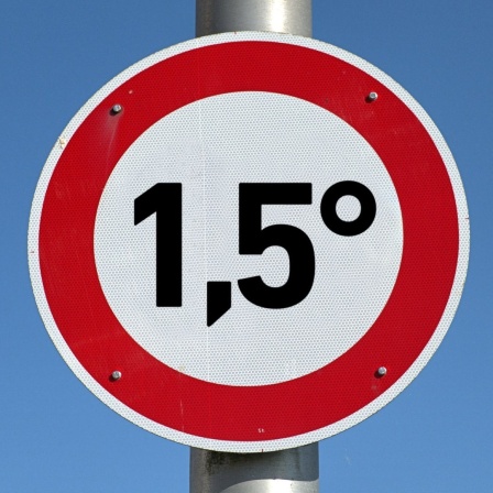 Verkehrszeichen mit der Aufschrift: "1,5°" in runder Form an einem Laternenpfahl. 