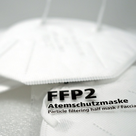FFP-2-Masken liegen auf einem Tisch. 