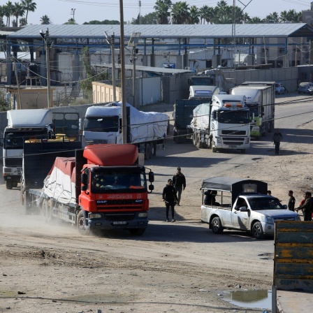 Palästinensische Gebiete, Rafah: Stunden nach Beginn der viertägigen Waffenruhe zwischen Israel und islamistischen Hamas fahren Lastwagen mit humanitärer Hilfe, Treibstoff und Gas über den Grenzübergang Rafah nach Ägypten in den Gazastreifen ein