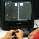 Messebesucher spielen auf der Computerspielemesse "Gamescom" im Retrospielebereich auf einem Fernsehgerät "Pong".