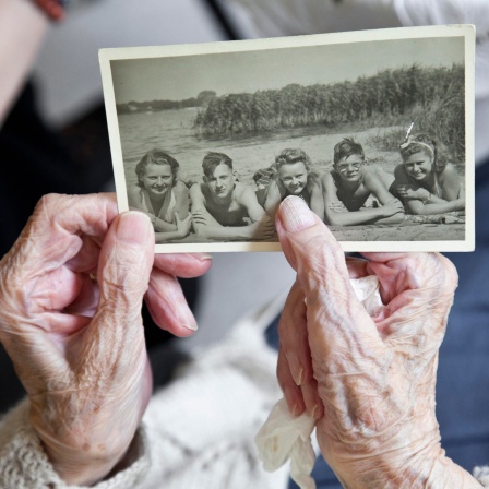 Alte Damenhände halten ein historisches Erinnerungsfoto aus den 1940ern: Die Fähigkeit, aktuelle Geschehnisse abzuspeichern, wird im Alter schlechter. Daher hat in der Beurteilung von Situationen das, was wir schon mal erlebt und gelernt haben, ein stärkeres Gewicht.