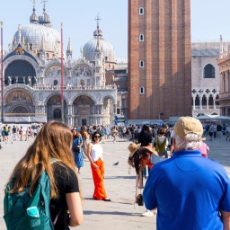 Touristen auf dem Markusplatz in Venedig, Italien