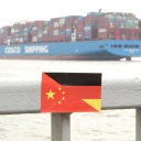 Ein Containerschiff vom chinesischen Schifffahrtsunternehmen Cosco im Hamburger Hafen.
      