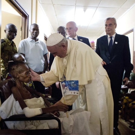 Papst Franziskus in einem Kinderkrankenhaus in Afrika