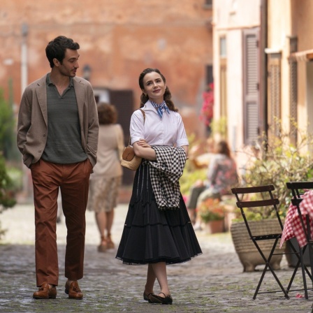 Eugenio Franceschini und Lily Collins in einer Szene aus "Emily in Paris"