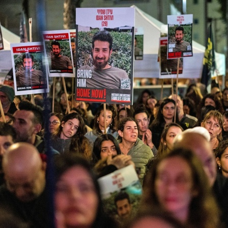 Israelis blockieren eine Hauptstraße in Tel Aviv, während Demonstranten die Freilassung der im Gazastreifen festgehaltenen Geiseln fordern.