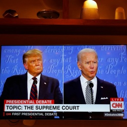 Die US-Präsidentschaftskandidaten Joe Biden und Donald Trump im ersten TV-Duell vor der US-Wahl 2020 wird auf einem Fernseher in einer Schrankwand angesehen.