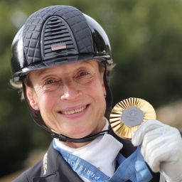 Isabell Werth jubelt bei den Olympischen Spielen in Paris über eine Goldmedaille.