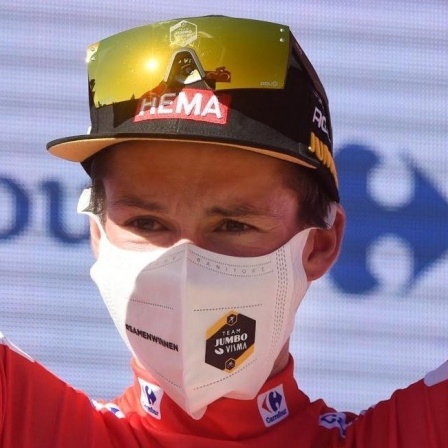 Der slowenische Radprofi Primoz Roglic nach einem Etappensieg bei der Vuelta auf dem Podium