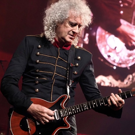 Brian May mit Gitarre