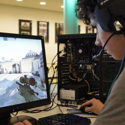 Ein Junge spielt Egoshooter Counterstrike am Computer.