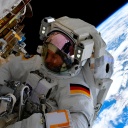 Der deutsche Astronaut Matthias Maurer arbeitet während eines Außeneinsatzes an der Raumstation ISS.