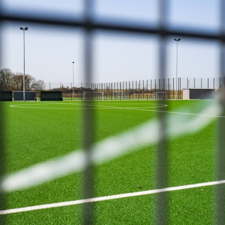 Symbolbild: Ein leerer Fußballplatz auf dem Gelände eines Neubaugebiets (Bild: IMAGO / Leonhard Simon)