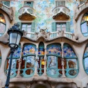 Gefährliche Riten - Die Casa Batlló mit ihrer fantasievollen Fassade zählt zu den architektonischen Meisterwerken von Antoni Gaudí in Barcelona.