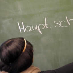 Ein Schulkind steht an der Tafel