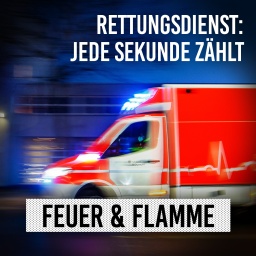 Ein fahrender Rettungswagen von der Seite