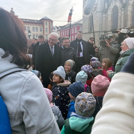 Bundespräsident Frank-Walter Steinmeier neben einer Gruppe Kinder in Meiningen.