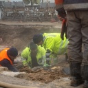 Mehrere Bauarbeiter in einer Grube