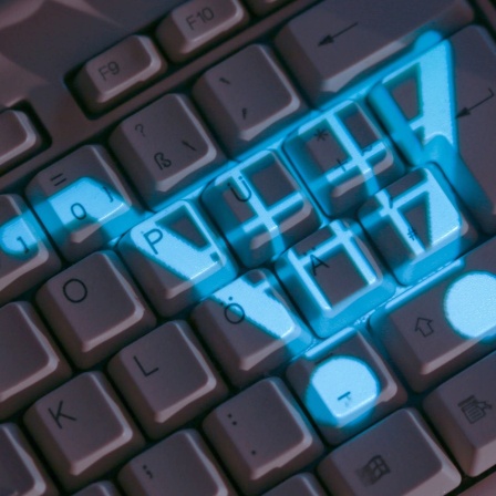 Das Symbol eines Einkaufskorbs leuchtet auf einer Computertastatur