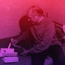 Illustration: WDR Hörspiel-Podcast "Dunkle Seelen": Klaus Barbie in seiner Gefängniszelle in La Paz, das Foto ist dunkel lila-rot hinterlegt.