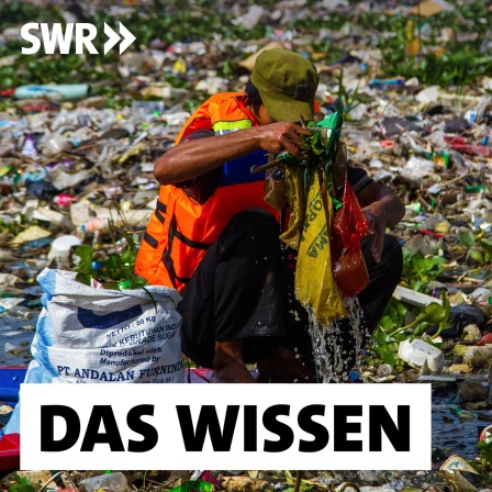 Ein Mann in einem Boot versucht den Citarum-Fluss auf Java in Indonesien von Plastik zu reinigen. Sein kleines Boot ist von Abfall dicht umschlossen.