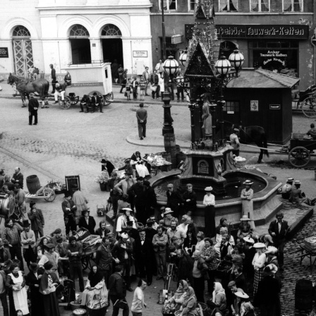 Ein Platz in Schwerin, fotografiert von oben, ist bevölkert mit Komparsen für den Film "Aus meiner Kindheit". 