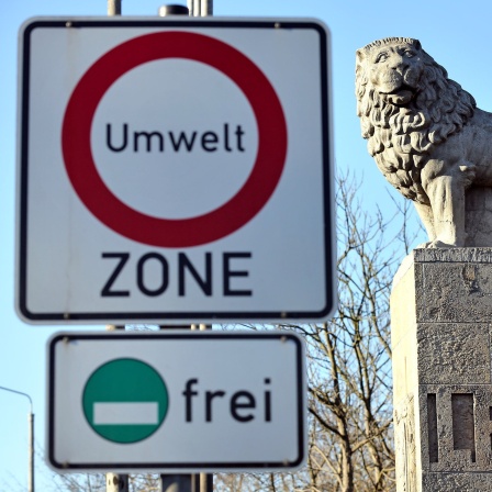 Ein Schild weist neben dem Leipziger Löwen am auf die Umweltzone in Leipzig hin