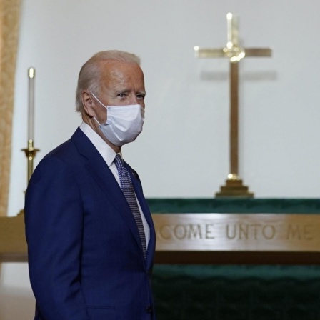 Der demokratische Präsidentschaftskandidat und ehemalige Vizepräsident Joe Biden kommt zu einer Gemeindeveranstaltung in der Grace Lutheran Church in Kenosha Wisconsin.