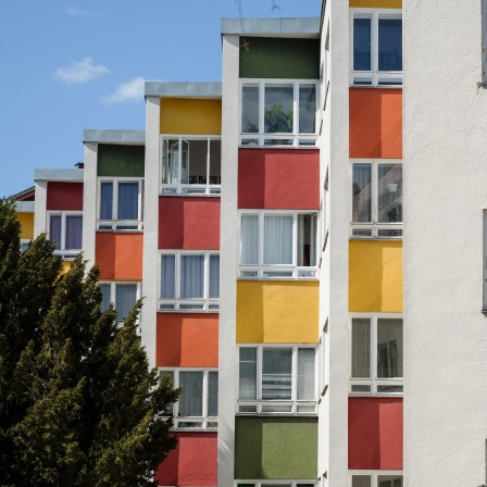 Das farbige Laubenganghaus in der Goebelstraße in Charlottenburg, erbaut 1955-1956 von Hans Scharoun in Siemensstadt. Die Großsiedlung Siemensstadt wurde im Juli 2008 als eine von sechs Siedlungen der Berliner Moderne in die UNESCO-Liste des Weltkulturerbes aufgenommen.