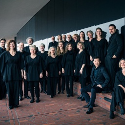 Ensemblefoto: das NDR Vokalensemble auf der Plaza der Elbphilharmonie Hamburg