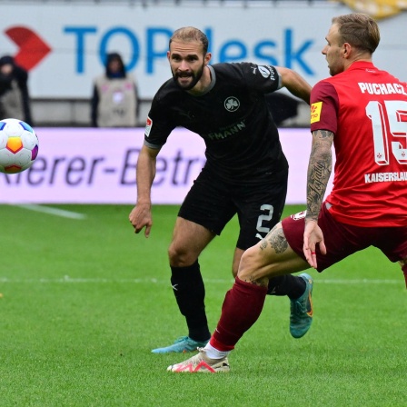 Fürths Simon Asta (l.) im Duell mit Kaiserslauterns Tymoteusz Puchacz.