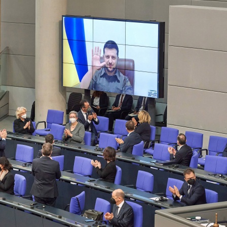Der ukrainische Praesident Wolodymyr Selenskyj (Bildschirm) spricht zum Deutschen Bundestag