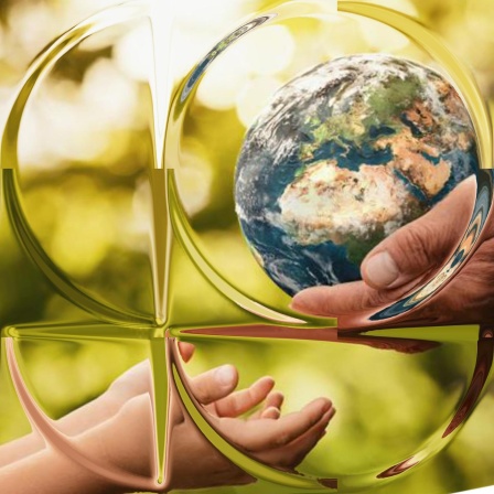 zwei Personen auf Alm