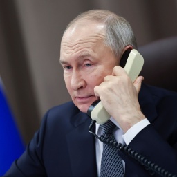 Der russische Präsident Wladimir Putin telefoniert