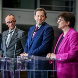 Markus Söder (l-r), Friedrich Merz,  Lars Klingbeil, und Saskia Esken geben eine Pressekonferenz zu den Sondierungsgesprächen.