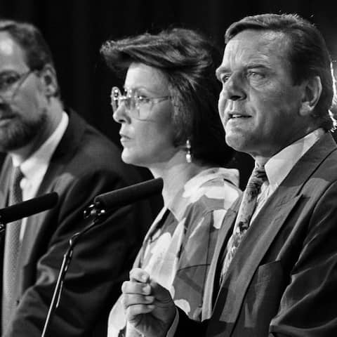 Die SPD-Politiker Rudolf Scharping (Bundesvorsitzender), Heidemarie Wieczorek-Zeul (Stellvertretende Bundesvorsitzende) und Gerhard Schröder (Ministerpräsident Niedersachsen) am 13.6.1993 in Düsseldorf (v.l.n.r.)