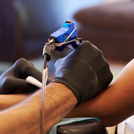 Symbolbild: Eine Person lässt sich ein Tattoo stechen