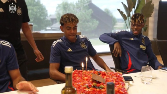 Sportschau Uefa Euro 2024 - Spaniens Team Feiert Den 17. Geburtstag Von Lamine Yamal