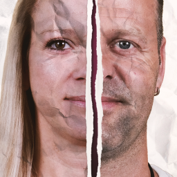Zwei montierte Gesichtshälften vor zerknittertem Papier-Hintergrund: Katja und Matthias
