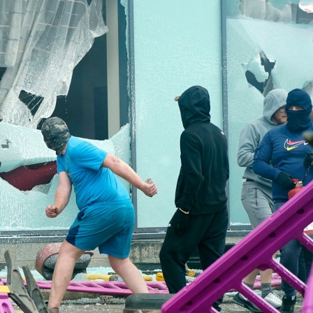Großbritannien, Rotherham: Randalierer zertrümmern Fensterscheiben bei einer Anti-Einwanderungsdemonstration
