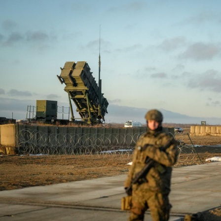 Soldaten der Bundeswehr bewachen das Flugabwehrsystem Patriot. Die Bundeswehr übernimmt mit zwei Patriotsystemen den Schutz der Nato Ostflanke mit der Logistikkette für die Versorgung der Ukraine.