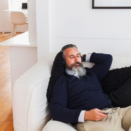 Mann liegt auf einen Sofa und hört Musik (Bild: picture alliance / Bildagentur-online/Blend Images/Strauss/Curtis)