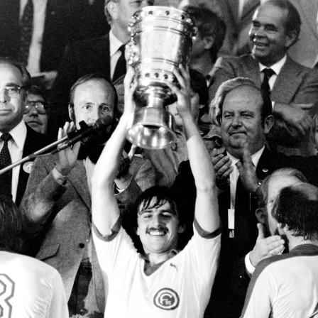 Klaus Allofs mit DFB-Pokal nach dem Sieg von Fortuna Düsseldorf 1979.