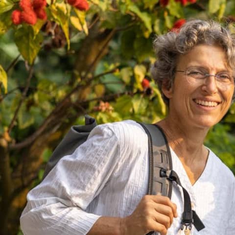 Evolutions-Anthropologin Prof. Barbara Fruth lacht in die Kamera. Menschenaffen haben medizinische Kenntnisse, behandeln sich mit Pflanzen - eine überraschende Erkenntnis von Anthropologin Prof. Barbara Fruth. Sie erforscht Bonobos im Kongo. Was wir Menschen von Bonobos und Schimpansen lernen können, erzählt sie in SWR1 Leute.