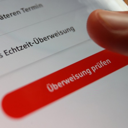 In einer App ist die Option "Als Echtzeit-Überweisung" zu sehen