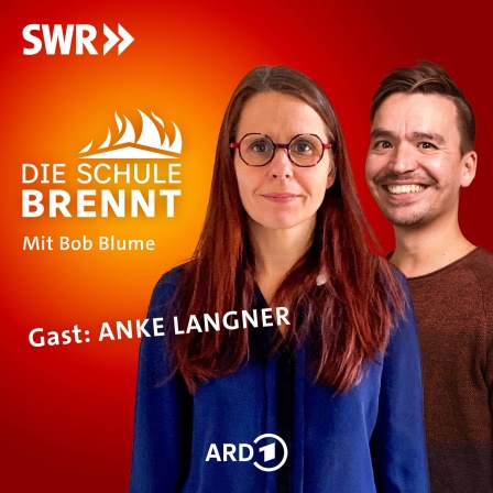 Anke Langner und Bob Blume auf dem Podcast-Cover von &#034;Die Schule brennt - Mit Bob Blume&#034;: An der Universitätsschule Dresden wird Lernen und Lehren erforscht. Prof. Anke Langner über sinnhaftes Lernen und Defizite, die Lehrkräfte überwinden müssen.