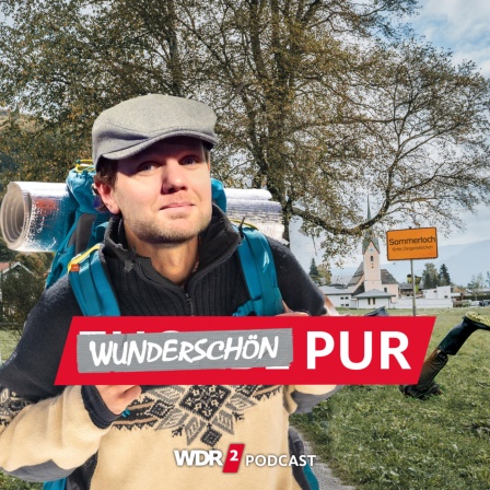 Satirische Bildmontage: Moderator Tobias Brodowy mit Wanderrucksack, im Hintergrund ein kleines Dorf, auf dem Ortsschild steht Sommerloch