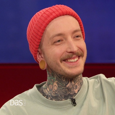 Tischlermeister und Produktdesigner Jonas Winkler auf dem Roten Sofa bei DAS!